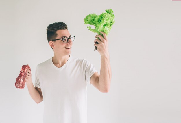 Homem oferecendo uma escolha de carne ou salada