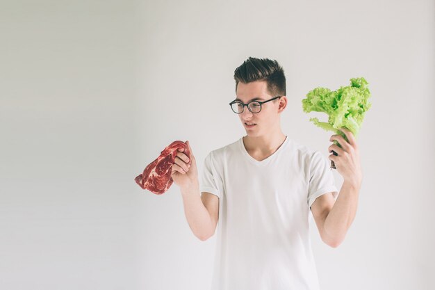 Homem oferecendo uma escolha de carne ou salada