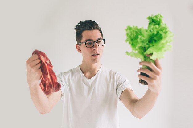 Homem oferecendo uma escolha de carne ou salada