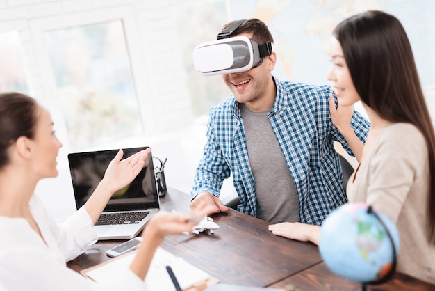 Foto homem olha para as fotos no capacete da realidade virtual