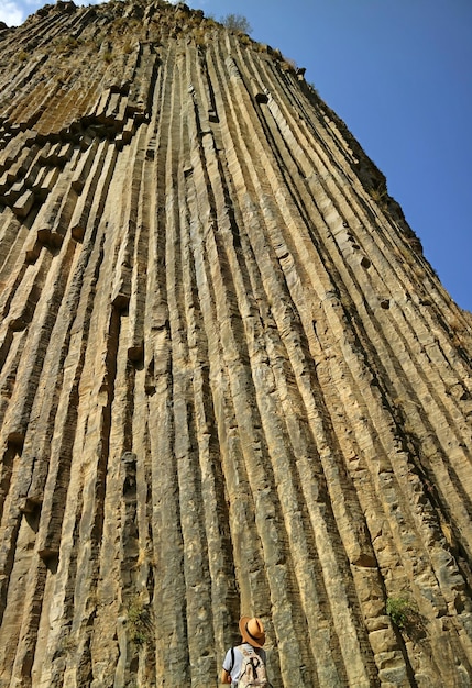 Homem olhando colunas de basalto de até 50 metros de altura conhecidas como Symphony of Stones em Garni Gorge Armenia