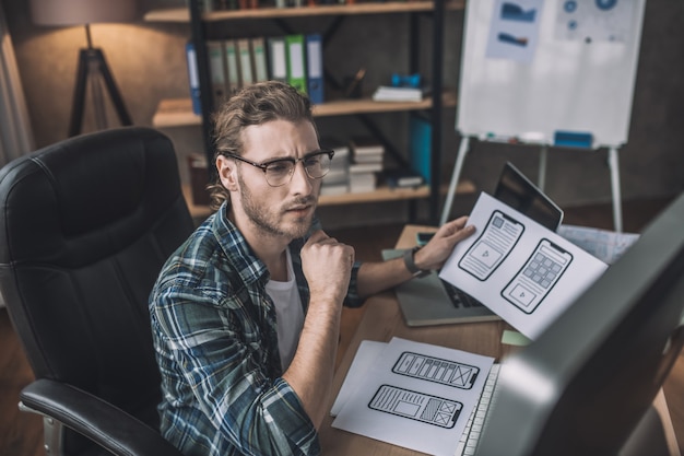 Foto homem olhando concentrado no monitor