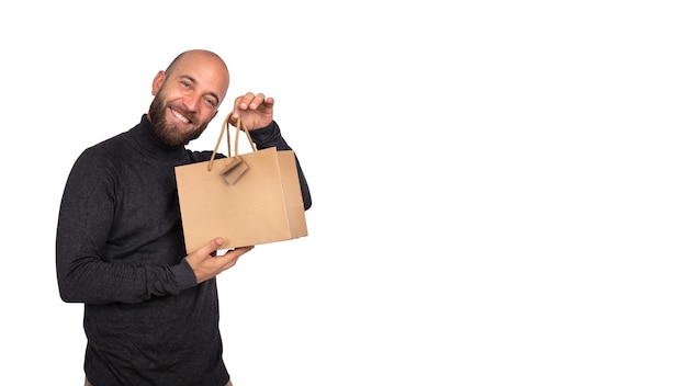 Foto homem olhando para a câmera mostra sacola de compras no fundo branco banner image copiar espaço black friday