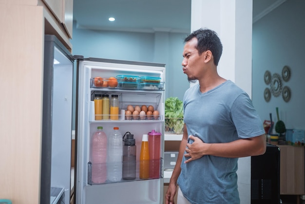 Homem olhando para a comida em casa