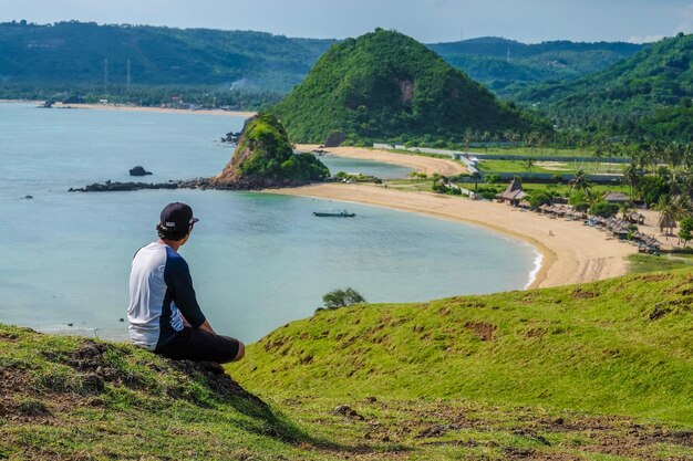 Foto homem olhando para a praia