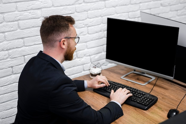 Foto homem olhando para maquete do computador