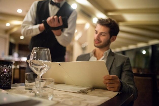 Foto homem olhando para um cardápio no restaurante