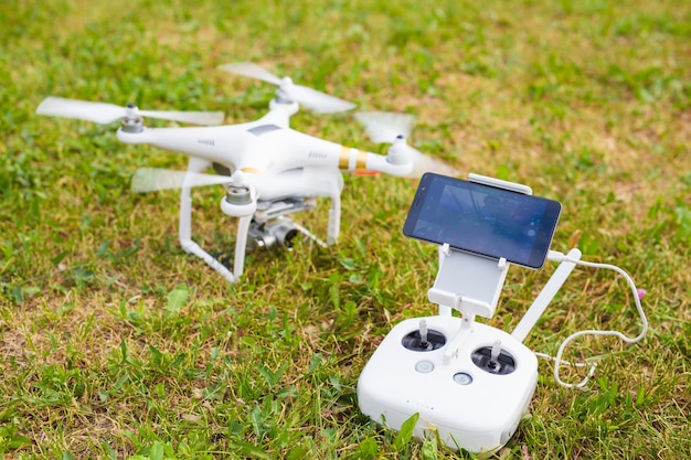 Homem operando drone voando ou pairando por controle remoto na natureza