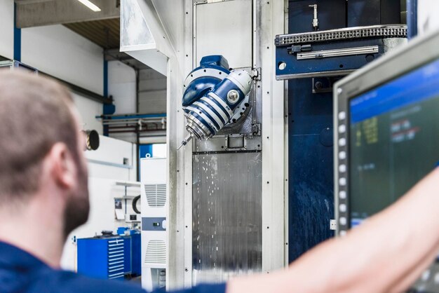 Homem operando máquina em fábrica industrial