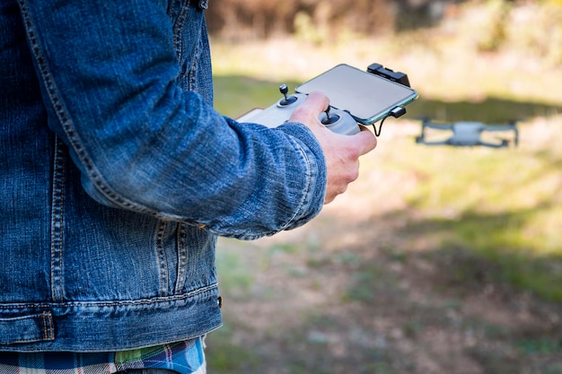 Homem operando um drone de controle remoto