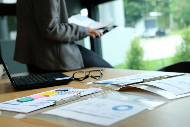 Homem organizar plano com notebook.