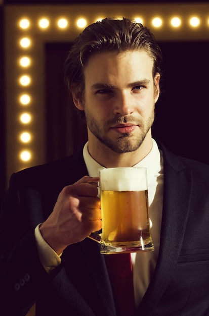 Homem ou empresário segurando copo de cerveja, encontrando-se e relaxando