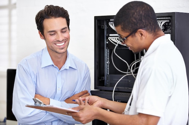 Foto homem ou técnico feliz da sala do servidor falando sobre manutenção de hardware ou falha no escritório de negócios suporte técnico de rede ou trabalhador com eletricista ou engenheiro elétrico para tecnologia da informação