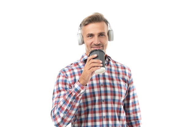 Foto homem ouvindo música bebendo café isolado no homem branco ouvindo música no estúdio