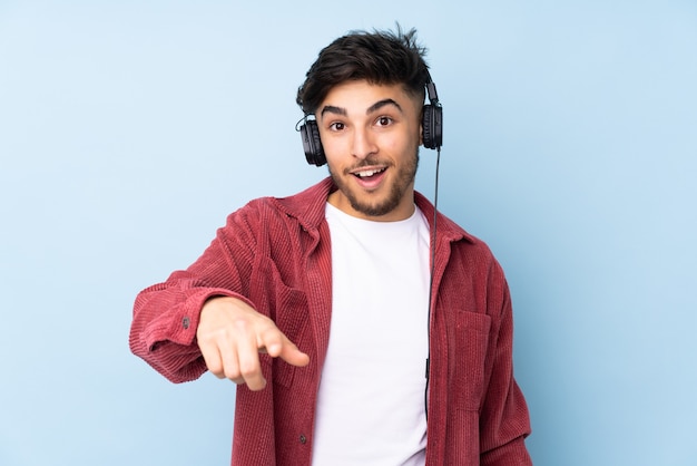 Homem ouvindo música com fones de ouvido