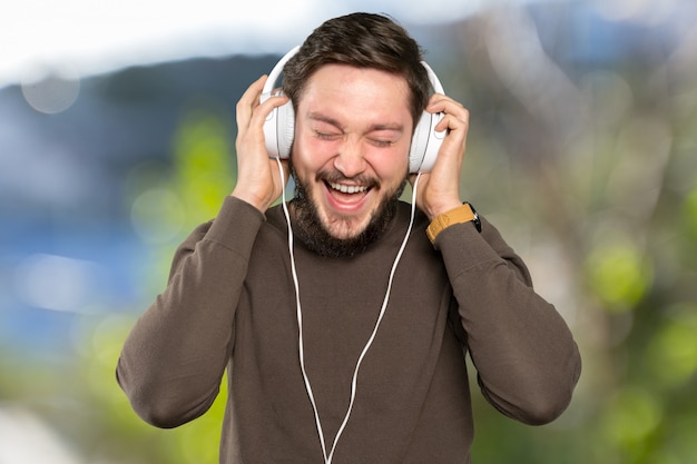 Homem ouvindo música com seu smartphone