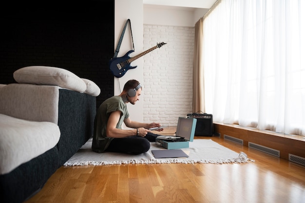 Foto homem ouvindo música de um disco de vinil