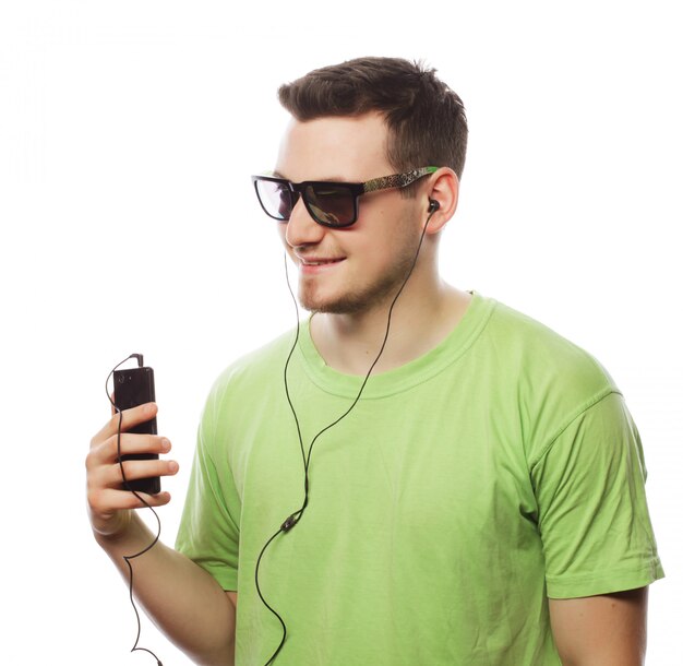 Homem ouvindo música e usando smartphone