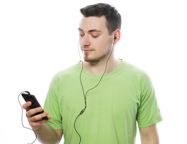 Homem ouvindo música e usando smartphone