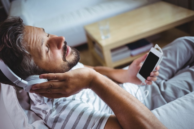 Homem ouvindo música em fones de ouvido