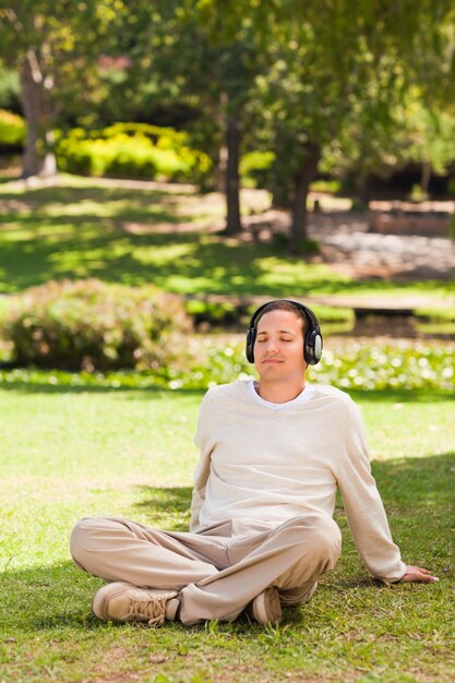 Homem ouvindo música no parque