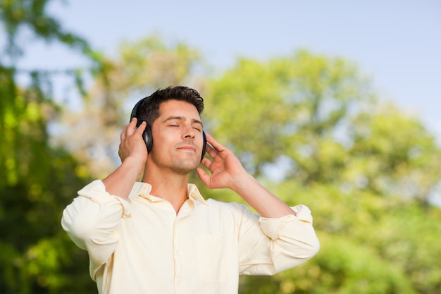 Homem ouvindo música no parque