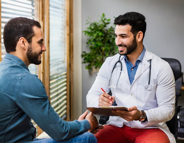 Foto homem paciente consultando médico ginecologista ou psiquiatra e examinando a saúde em med...