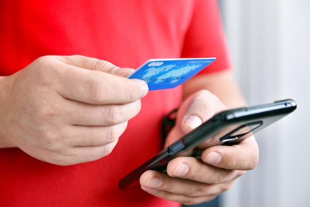 Homem pagando com cartão de crédito