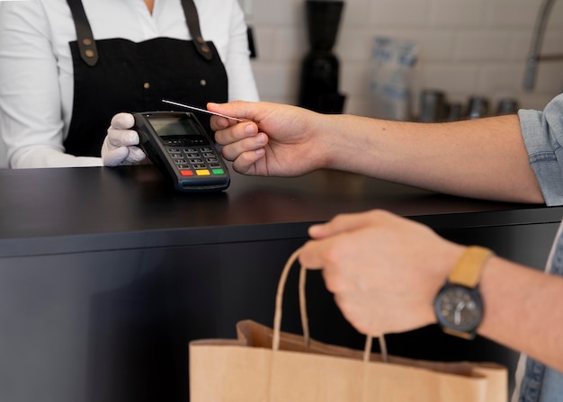 Homem pagando comida para viagem com cartão de crédito