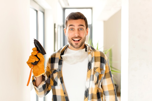 homem parecendo feliz e agradavelmente surpreso, animado com uma expressão de fascínio e choque