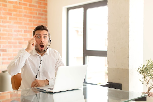 homem parecendo surpreso, boquiaberto, chocado, percebendo um novo pensamento, ideia ou conceito