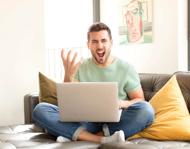 homem parecendo zangado, irritado e frustrado gritando wtf ou o que há de errado com você