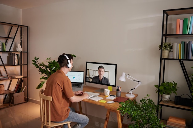 Foto homem participando de reunião online