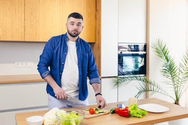 homem passa o dia em casa preparando o café da manhã na cozinha