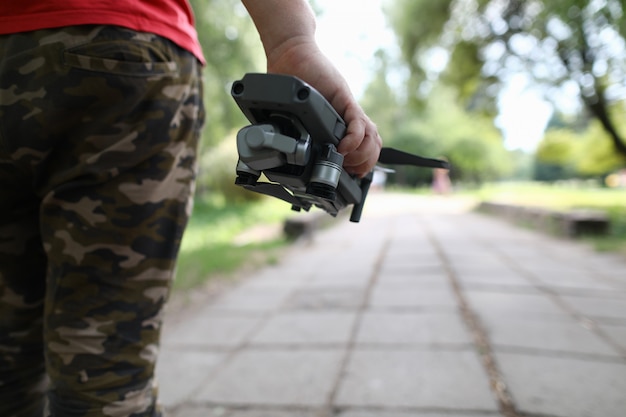 Homem passar tempo ao ar livre com drone moderno