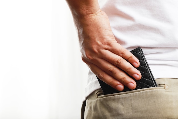 Homem pegando uma bolsa preta na parte de trás