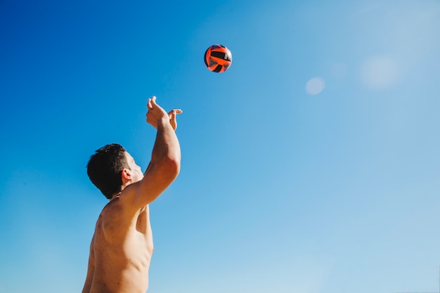 Foto homem pegando volei