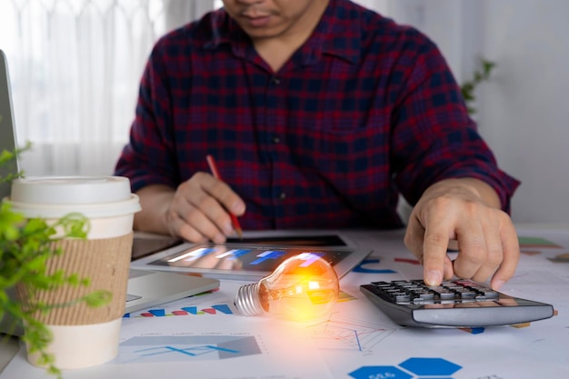 Foto homem pensando em economizar dinheiro novas soluções em economia de energia