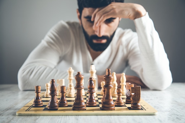 Pessoa Jogando Xadrez Na Mesa De Madeira Cinza · Foto profissional gratuita