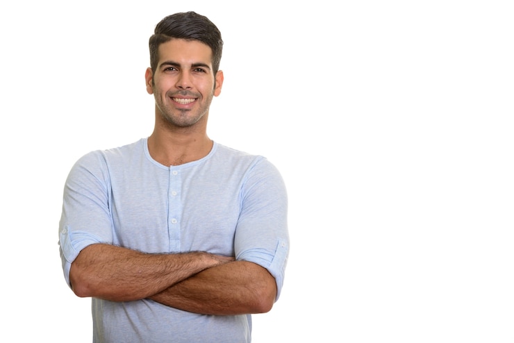 Foto homem persa bonito e feliz sorrindo com os braços cruzados