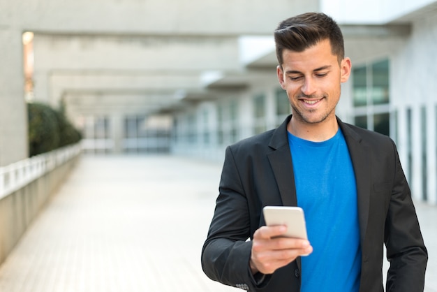 Homem perto com um telefone móvel