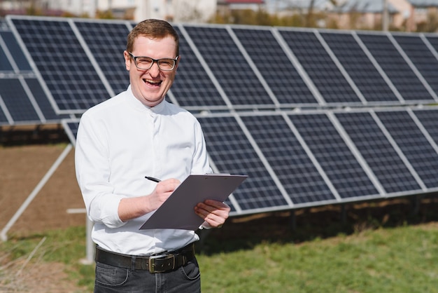 Homem perto de painéis solares