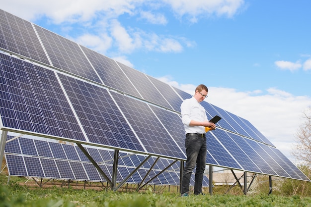 Homem perto de painéis solares