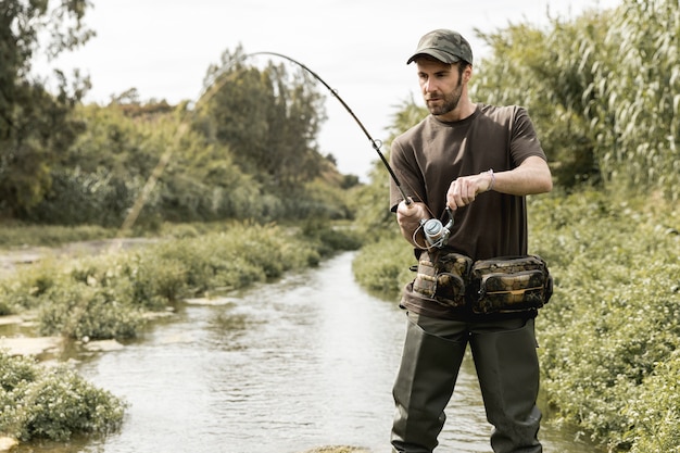 Homem, pesca, em, a, rio