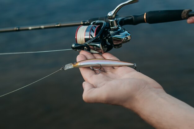 Homem pescador pega um peixe