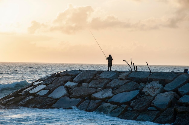 Homem pescando à noite