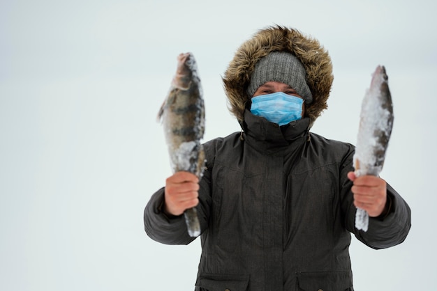 Homem pescando com equipamento especial