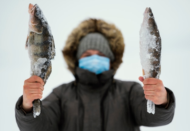 Homem pescando com equipamento especial