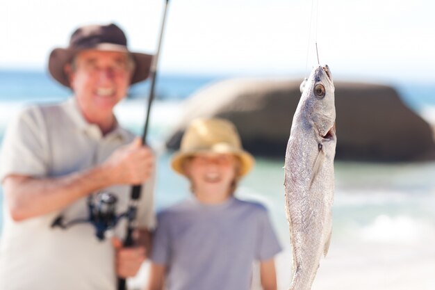 Homem pescando com seu neto