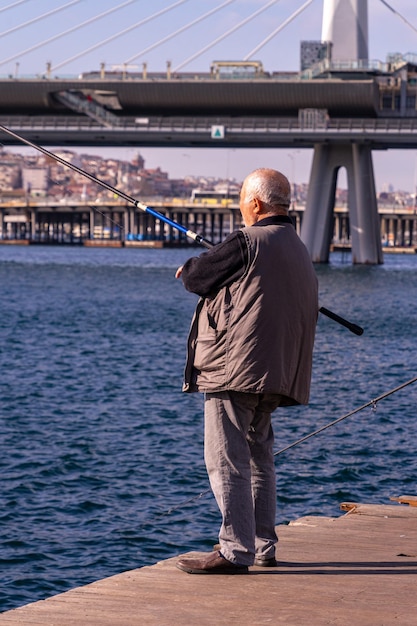 Homem pescando no bósforo, turquia